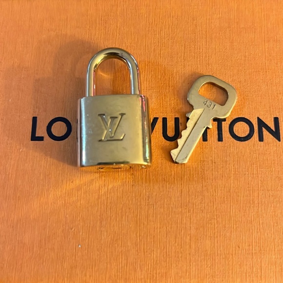 No 431 Louis Vuitton Padlock Set - Picture 1 of 8
